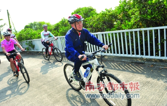 香港特首曾蔭權新浪開微博展示親民(圖)