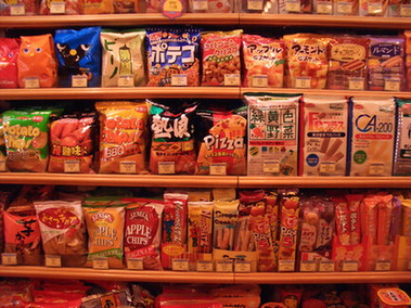 香港發(fā)現(xiàn)多數(shù)炸焗小食含致癌物 薯片愈薄脆愈高危