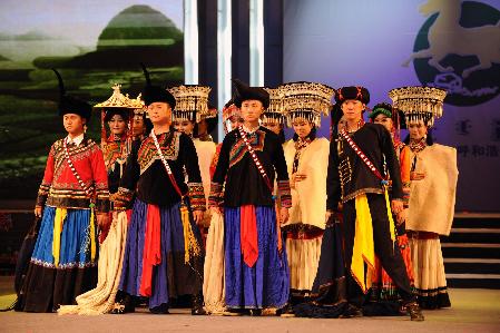 多彩的少數(shù)民族服裝