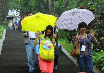 網(wǎng)媒海南行首站火山口：一部火山學的天然巨著