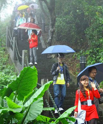 網(wǎng)媒海南行首站火山口：一部火山學的天然巨著