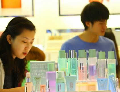 全國網(wǎng)媒海南行記者進三亞免稅店 樂享免稅購物