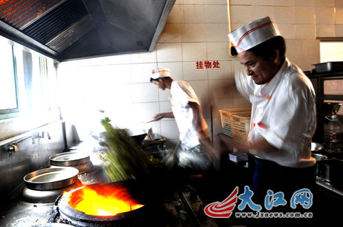 “走基層 轉作風 改文風”系列報道：大食堂里的小故事（圖）