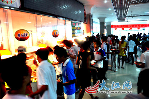 “走基層 轉作風 改文風”系列報道:大食堂里的小故事(圖)