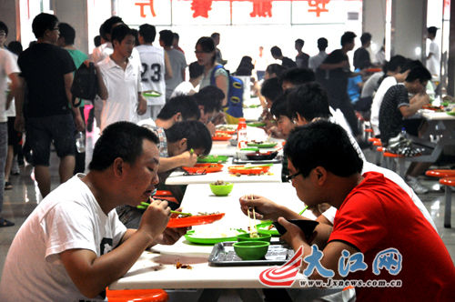 “走基層 轉作風 改文風”系列報道:大食堂里的小故事(圖)