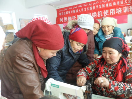 傳授刺繡技術（圖）