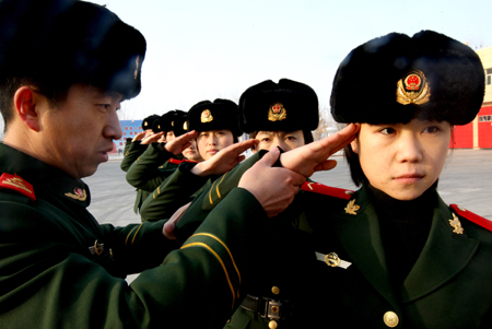 克拉瑪依：“90后”女兵大學生寒冬訓練忙