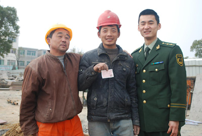 邊防代購票 圓農民工回家過年夢