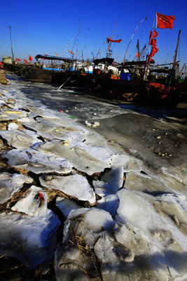 山東多舉措防范海冰災害 登船進倉為漁民服務