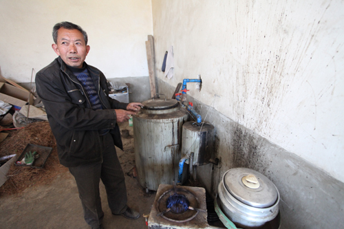 云南巧家農(nóng)民發(fā)明節(jié)能減排環(huán)保多功能凈煙灶獲國家專利