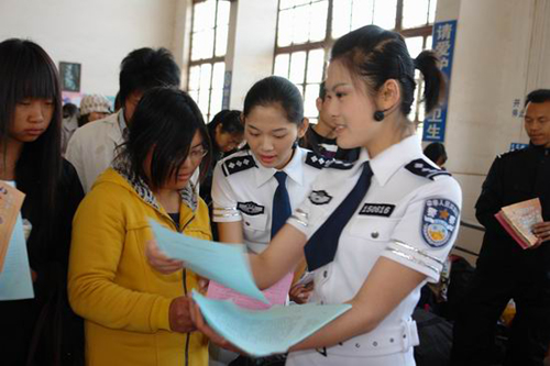 昆鐵警方發起愛路護路宣傳活動