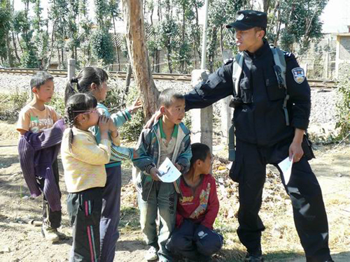 昆鐵警方發起愛路護路宣傳活動