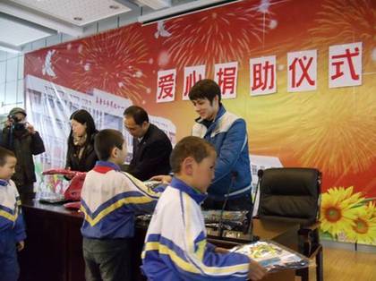 點滴捐贈鑄大愛 民族團結感人懷