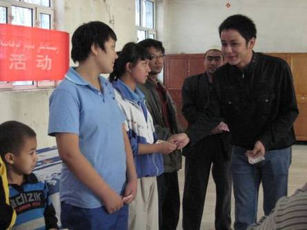 點滴捐贈鑄大愛 民族團結感人懷