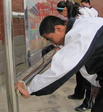 和碩縣一中“學(xué)雷鋒”系列活動掀起學(xué)雷鋒的熱潮