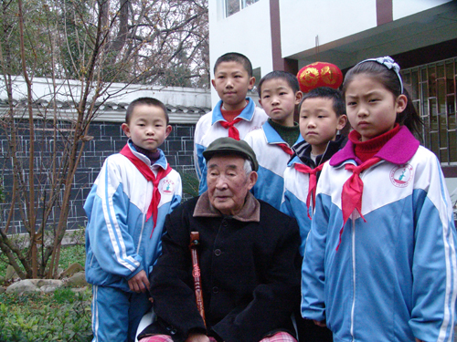 92歲老紅軍：30萬退休金助學1500學子