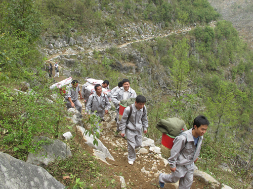 貴州：大山深處的“背篼干部”