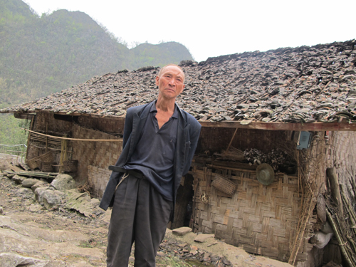 貴州：大山深處的“背篼干部”