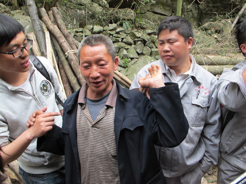貴州：大山深處的“背篼干部”