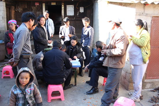 東川區阿旺派出所民警為300余“黑人”落戶