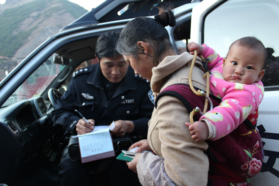 東川區阿旺派出所民警為300余“黑人”落戶