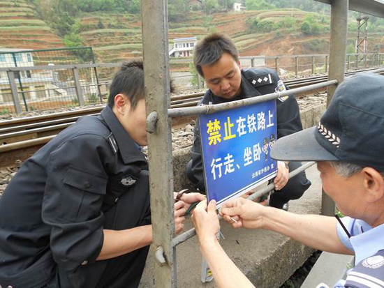 昆鐵警方深入推進線路治安“百日攻堅”整治