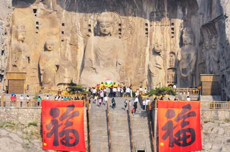 百名高僧祈福拜謁洛陽龍門石窟