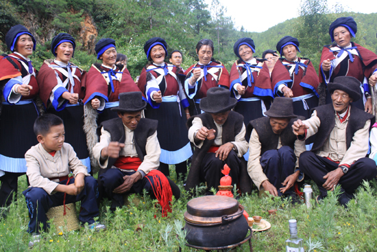 云南麗江傳習(xí)東巴文化 學(xué)校教育民間活動并進(jìn)