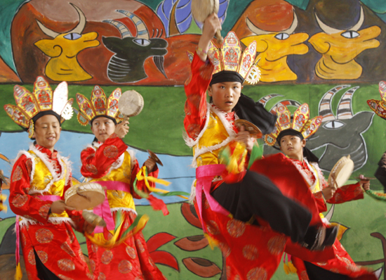 云南麗江傳習(xí)東巴文化 學(xué)校教育民間活動并進(jìn)