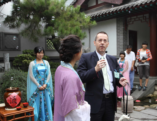 外國人在濟南感受泉水魅力