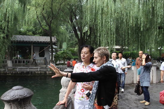 外國(guó)人在濟(jì)南感受泉水魅力