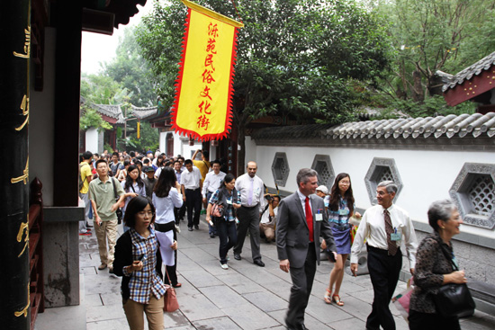 外國(guó)人在濟(jì)南感受泉水魅力