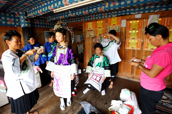 侗族少女著盛裝——婉慧和她的姐妹們