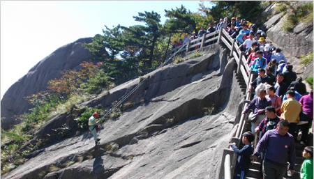 “黃山人的一天”系列報道披星戴月，換得黃山整潔如初