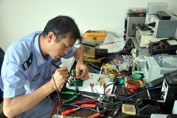 民警老鄧小發(fā)明 解決防控大難題