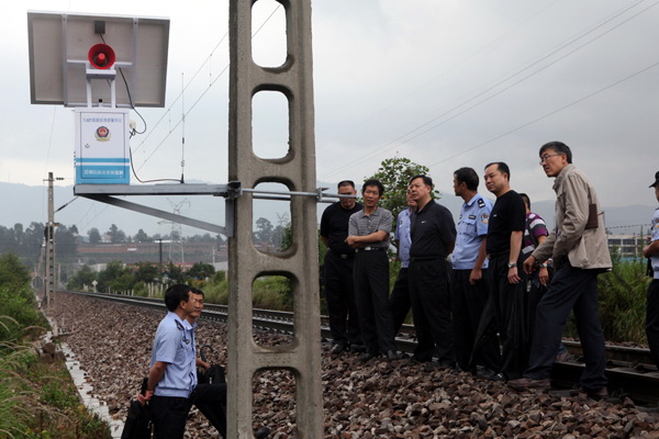 民警老鄧小發(fā)明 解決防控大難題