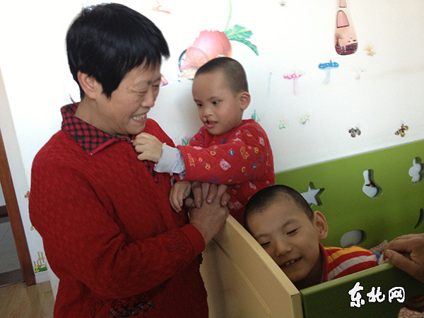 穿新衣換新鞋 福利院里笑聲揚(組圖)