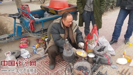 新春走基層：傳說中的大炮手搖爆米花(組圖)