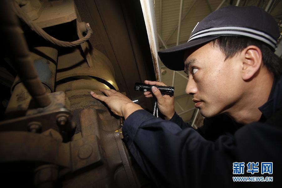 新春走基層 “動(dòng)車(chē)神醫(yī)”張金發(fā)