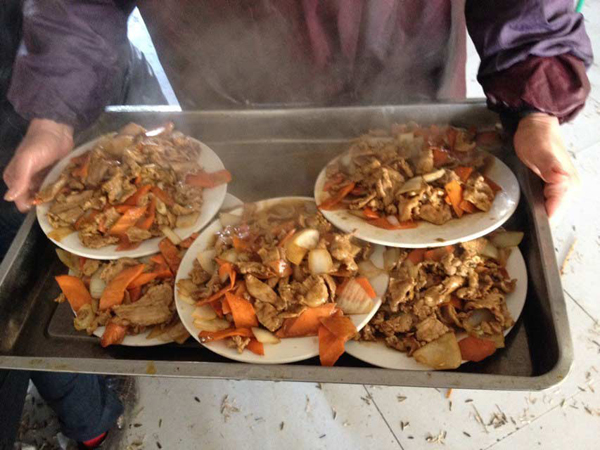 農歷初六到農村吃席去 打包成了新風尚