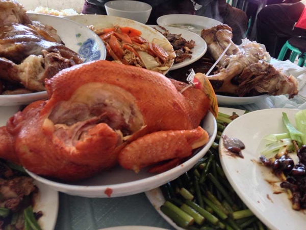 農歷初六到農村吃席去 打包成了新風尚