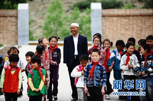 青海教師馬復興:不用雙手在講臺上耕耘30春秋