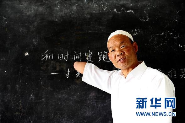 青海教師馬復興:不用雙手在講臺上耕耘30春秋