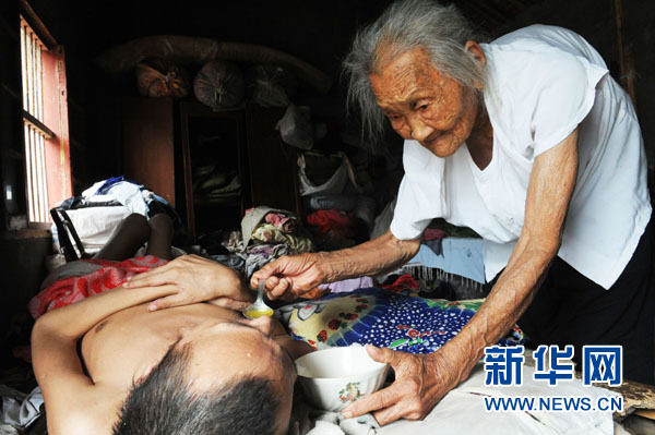 那口人間最溫暖的粥--95歲“最堅強母親”的母愛