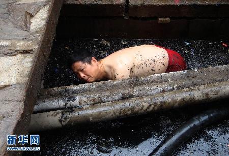 “彪悍搶修哥”劉躍青:“跳進臭水溝只為節(jié)省搶修時間”