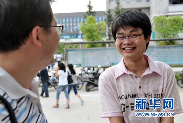 “犀利收碗哥”:貧寒大學生演繹精彩自強人生