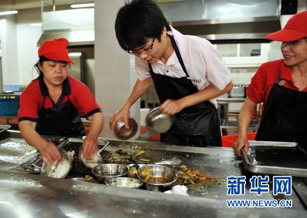 “犀利收碗哥”:貧寒大學生演繹精彩自強人生