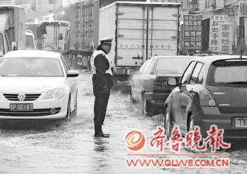 濟南一交警積水中執勤4小時 網友稱其