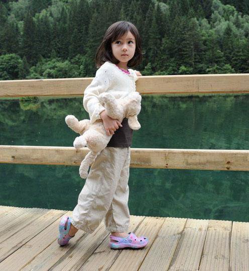 九寨溝最美小蘿莉爆紅 網友集呼“被秒殺”