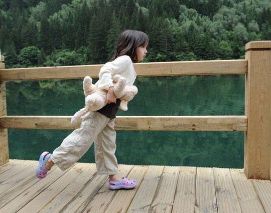 九寨溝最美小蘿莉爆紅 網友集呼“被秒殺”